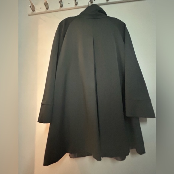 Woman’s Inoerial pleated Rain Coat - Picture 6 of 8